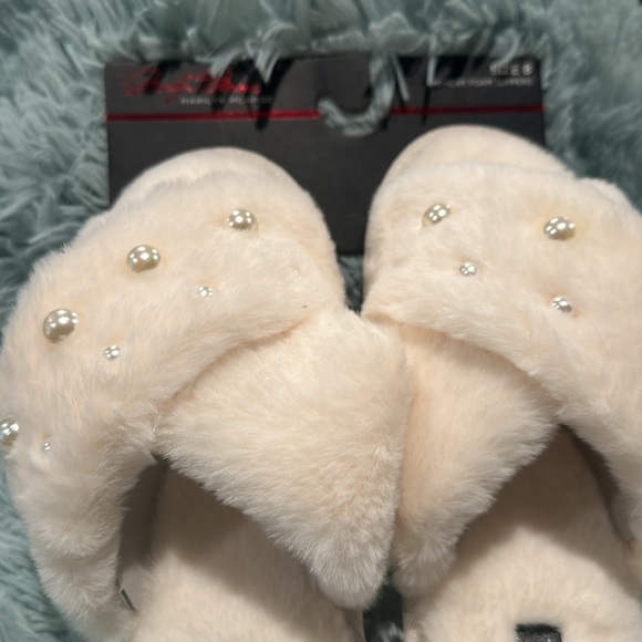 NWT Marilyn Munroe Memory Foam Slippers encrusted with Faux Pearls on one strap. - Picture 2 of 5